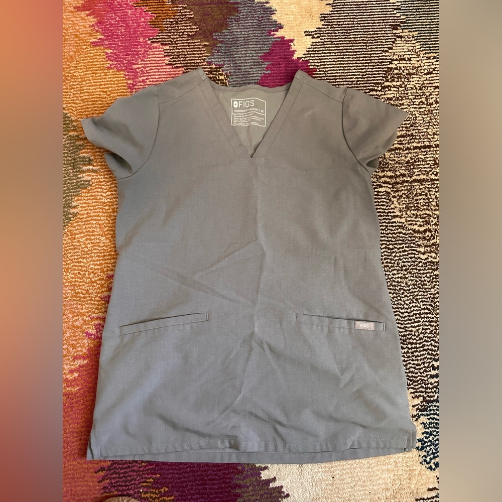 Women’s XS figs scrub top